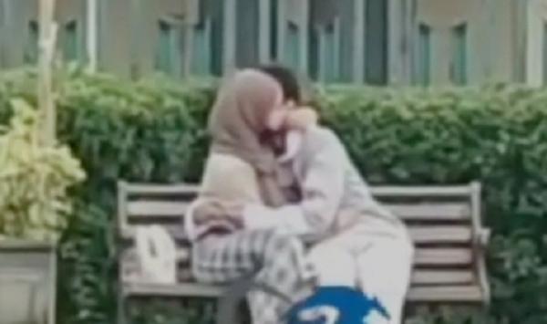 Malang Gempar. Siang Bolong, Sepasang Kekasih Berciuman di Pedestrian Jalan Ijen