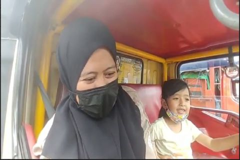 Keren! Nenek Ini Kemudikan Truknya Blokade Jalur Semarang-Solo, Tolak Zero ODOL