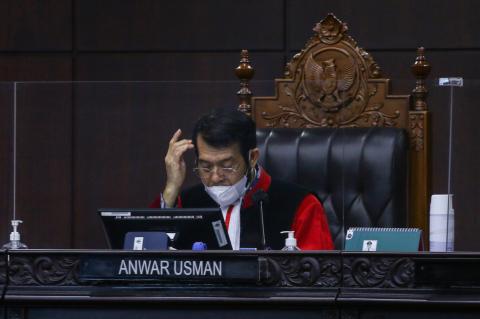 Ketua MK Akan Nikahi Adik Jokowi