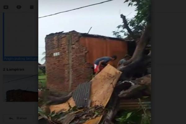 Tiga Kecamatan di Karawang Diterjang Angin Puting Beliung, Belasan Rumah Rusak