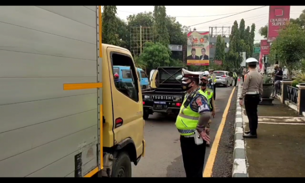 Tekan Mobilitas Imbas Level-4, Polres Cirebon Kota Lakukan Pengecekan Kartu Vaksin