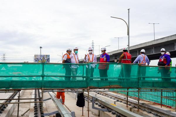 Kontrol Depo di Bekasi, Dirut KAI Pastikan LRT Jabodebek Beroperasi Agustus Ini