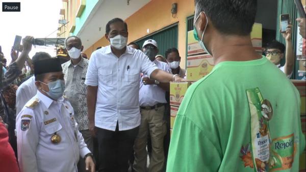 Menteri Perdagangan Cek Minyak Goreng di Pasar Angso Duo