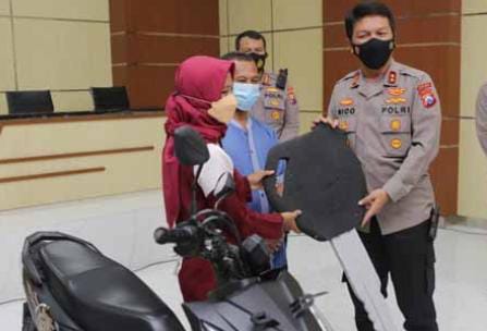 Untung Dobel Drive Ojol Wanita Surabaya, dapat Motor dari Presiden Kini Motor Ditemukan Polda