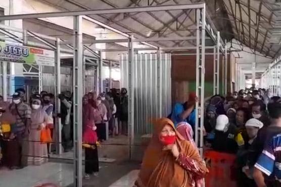 Antrean Ibu-ibu Mengular Demi Dapatkan Minyak Goreng Murah