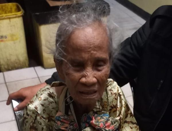 Tersesat di Pandeglang, Seorang Nenek Jompo Diselamatkan Personel Polsek Labuan