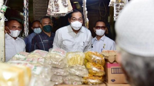 Heran Bisa Langka, Mendag Lutfi Temukan 33 Juta Liter Stok Minyak Goreng Sidak di Medan