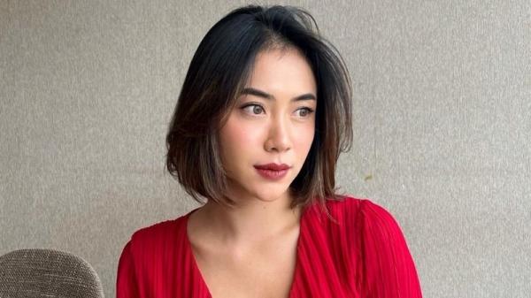 Baby Jovanca Pakai Dress Merah Belahan Dada Rendah, Netizen: Tambah Merona