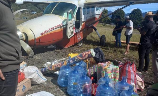 Papua Gempar, Roda Pesawat Pembawa Sembako Tiba-tiba Meletus
