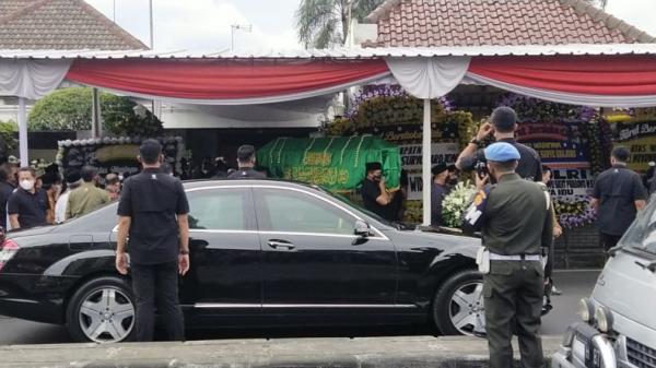 Presiden Jokowi Antar Jenazah Pakde Miyono hingga Liang Lahat