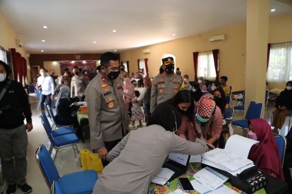 Wakapolda Jabar Brigjen Bariza Sulfi Pantau Vaksinasi di Aspol Bojong Kota Tasikmalaya