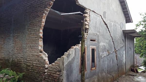 Puluhan Rumah Rusak Akibat Tanah Bergerak di Lebak Banten
