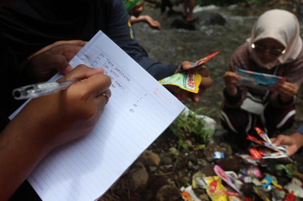 Brand Audit di Wonosalam, ESN Temukan Ancaman Sampah Sachet di Hulu Brantas