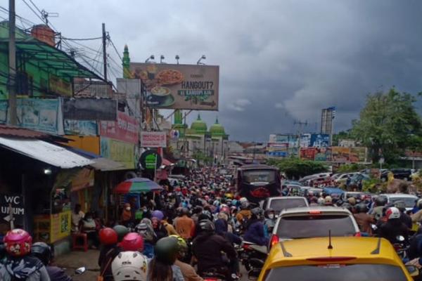 Kemacetan Berjam-jam Di Jalur Puncak Bogor, Ini Penyebabnya  