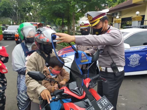 Operasi Keselamatan Lodaya 2022, Satlantas Polresta Bogor Kota Bagikan Sabuk Keselamatan Anak