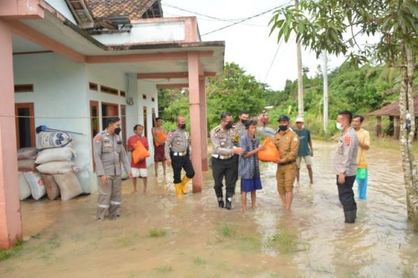 Bantu Korban Banjir, Dirlantas Polda Banten Salurkan Sembako dan Obat-obatan