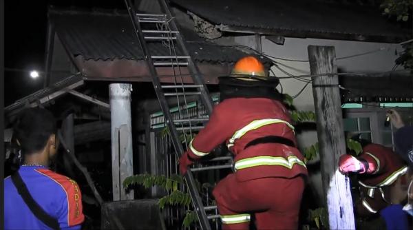 Evakuasi Sarang Tawon di Atap Rumah Warga Pangkalpinang, 1 Unit Petugas Damkar Dikerahkan