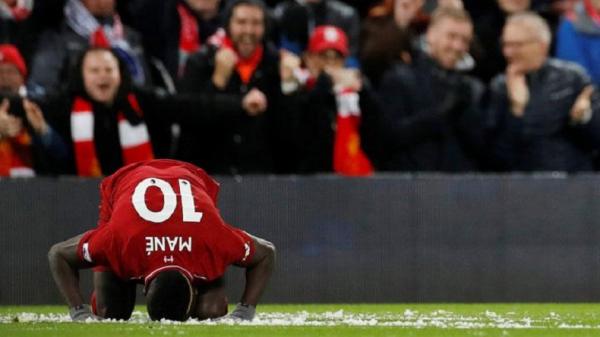Aksi Sadio Mane Sholat Isya Saat Liverpool Pesta Juara Piala Liga Inggris Dipuji Netizen 