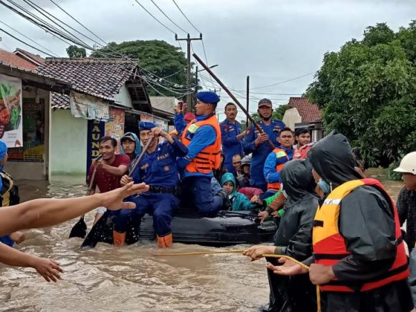 Satbrimob Polda Banten Evakuasi Masyarakat Terdampak Banjir