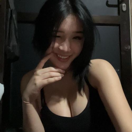Anastasya Khosasih Pose Seksi Pakai Tanktop Hitam Ketat, Netizen: Cantiknya Seperti Bidadari