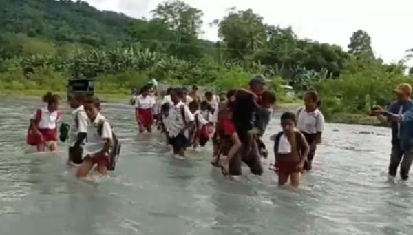 Bertaruh Nyawa demi Bisa Sekolah, Siswa SD di Ende Seberangi Sungai Tiap Musim Hujan