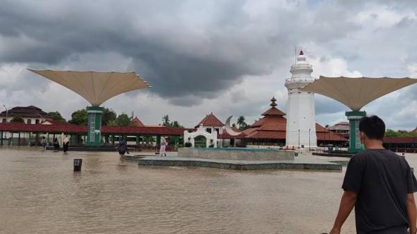 Hari Ke Dua Banjir, Kawasan Bekas Istana Kesultanan Banten Masih Terendam