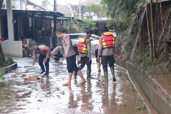 Bersihkan Sampah dan Lumpur Pascabanjir Serang, Satbrimob Polda Banten Kerja Bakti