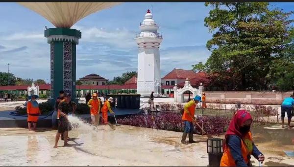 Banjir Mulai Surut, Ratusan Petugas Bersihkan Kawasan Wisata Banten Lama