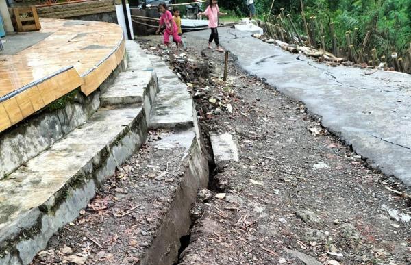 Akibat Longsor, Penghubung Jalan Antar Desa di Kecamatan Larangan Putus