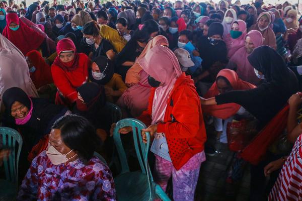 Hari Libur Nyepi Pencairan Bantuan Sosial Sembako Membludak
