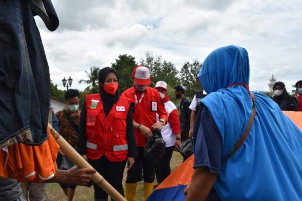 Tinjau Titik Pengungsian Banjir di Keraton Surosoan, PMI Kota Serang Beri Bantuan