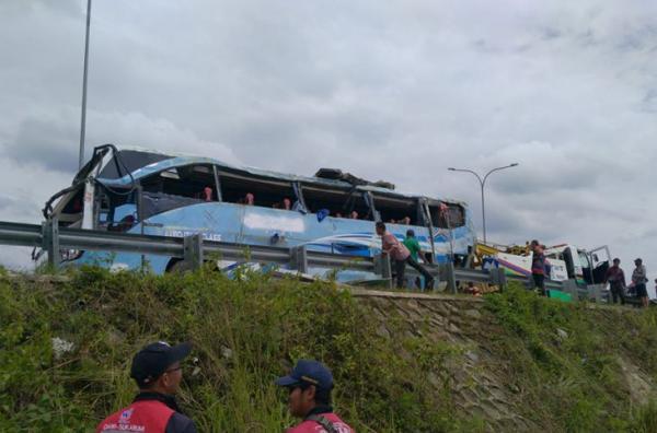 Mengerikan! Bus Pariwisata Kecelakaan Tol Bocimi, 2 Orang Tewas