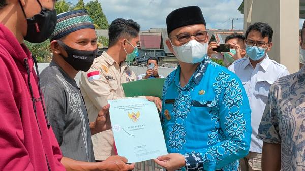 371 Warga Kerantai Bateng Terima Sertifikat Tanah Gratis