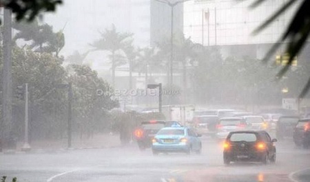 Prediksi Cuaca 24 Jam Ke Depan, Hujan Lebat Disertai Angin Kencang dari Selatan, Waspadai Daerah Ini