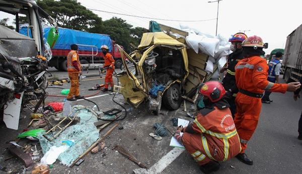 Akibat Rebut Kemudi, Kecelakaan Maut Bus Menabrak Truk Terjadi di Tol Surabaya