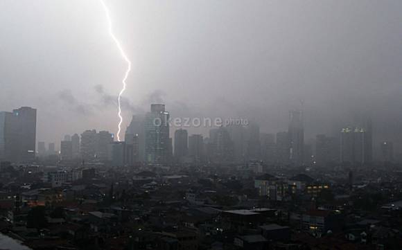 Waspada Hujan Disertai Petir di Akhir Pekan Untuk Wilayah Jakarta