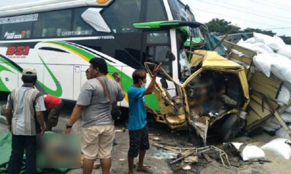 Gegara Penumpang Rebut Kemudi, Bus Rombongan Peziarah Adu Banteng dengan Truk di Jalan Tol Surabaya