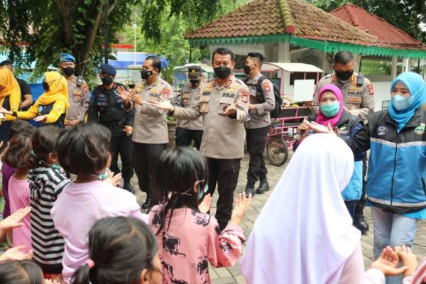 Trauma Healing Korban Banjir Banten, Aksi Menghibur Kapolda Banten dan Polwan