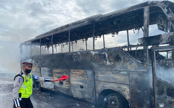 Bus Pariwisata Al Mubarok Terbakar,  Tol Pandaan Malang Sempat Ditutup