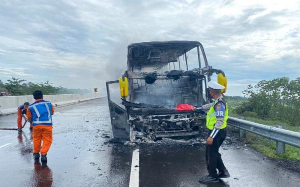 Setelah Kecelakaan Maut di Dupak, Giliran Bus Pariwisata Terbakar di Tol Pandaan, Ini Penampakannya