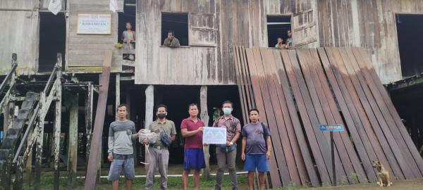 PT MPG Sumbang Ratusan Papan untuk Renovasi Rumah Adat di Desa Karamuan