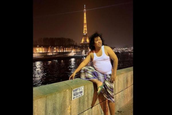 Priok Style, Marcel Sarungan dan Pakai Singlet Nongkrong di Tanggul Sungai Seine Depan Menara Eiffel