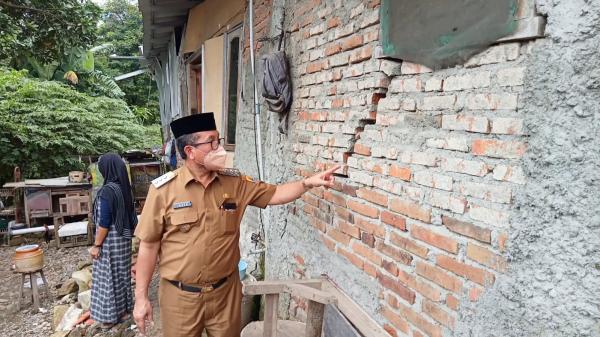 Pegeseran Tanah Merobohkan Belasan Rumah di Ciwaringin, Ini Penjelasannya !