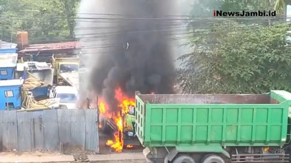 Video : Dumptruck Terbakar Saat Diperbaiki