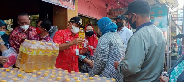Pemkab Semarang Gelar Operasi Pasar, Distribusikan 4.800 Liter Minyak Goreng