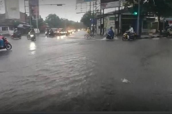 Curah Hujan Deras Disertai Angin dan Petir, Begini Penjelasan BMKG