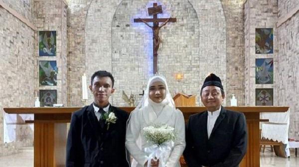 Viral Pengantin Perempuan Berhijab Nikah dengan Pria Katolik, Pemberkatan di Gereja