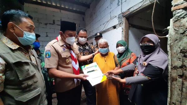 Wabup Subandi  Bersama BAZNAS Sidoarjo, Rehab Rumah warga Kurang Mampu