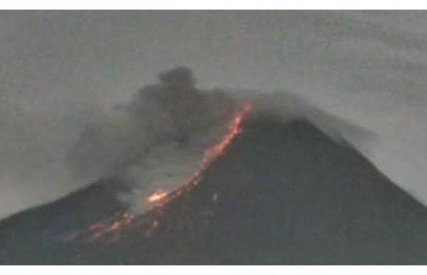 Gunung Merapi Kembali Muntahkan Lava Pijar 