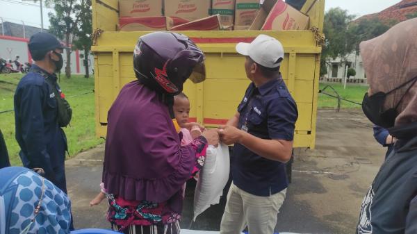 Foto: Warga Bangka Barat Serbu Operasi Pasar Minyak Goreng